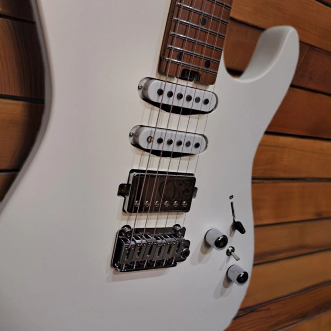 soloking-stratocaster-ms1-custom-24-hss-flat-top-in-satin-white-matte-with-roasted-flame-maple-guitarra-electrica-4319