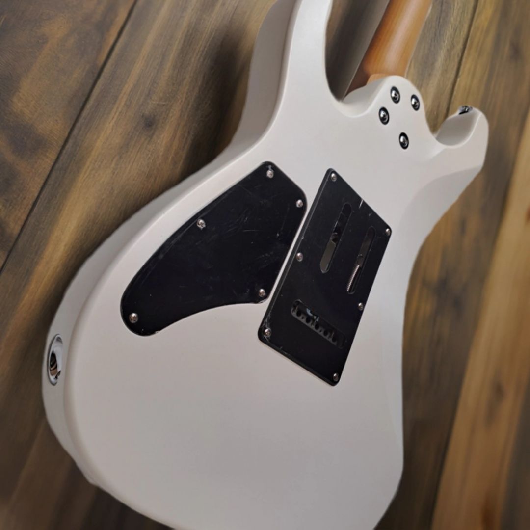 soloking-stratocaster-ms1-custom-24-hss-flat-top-in-satin-white-matte-with-roasted-flame-maple-guitarra-electrica-4319