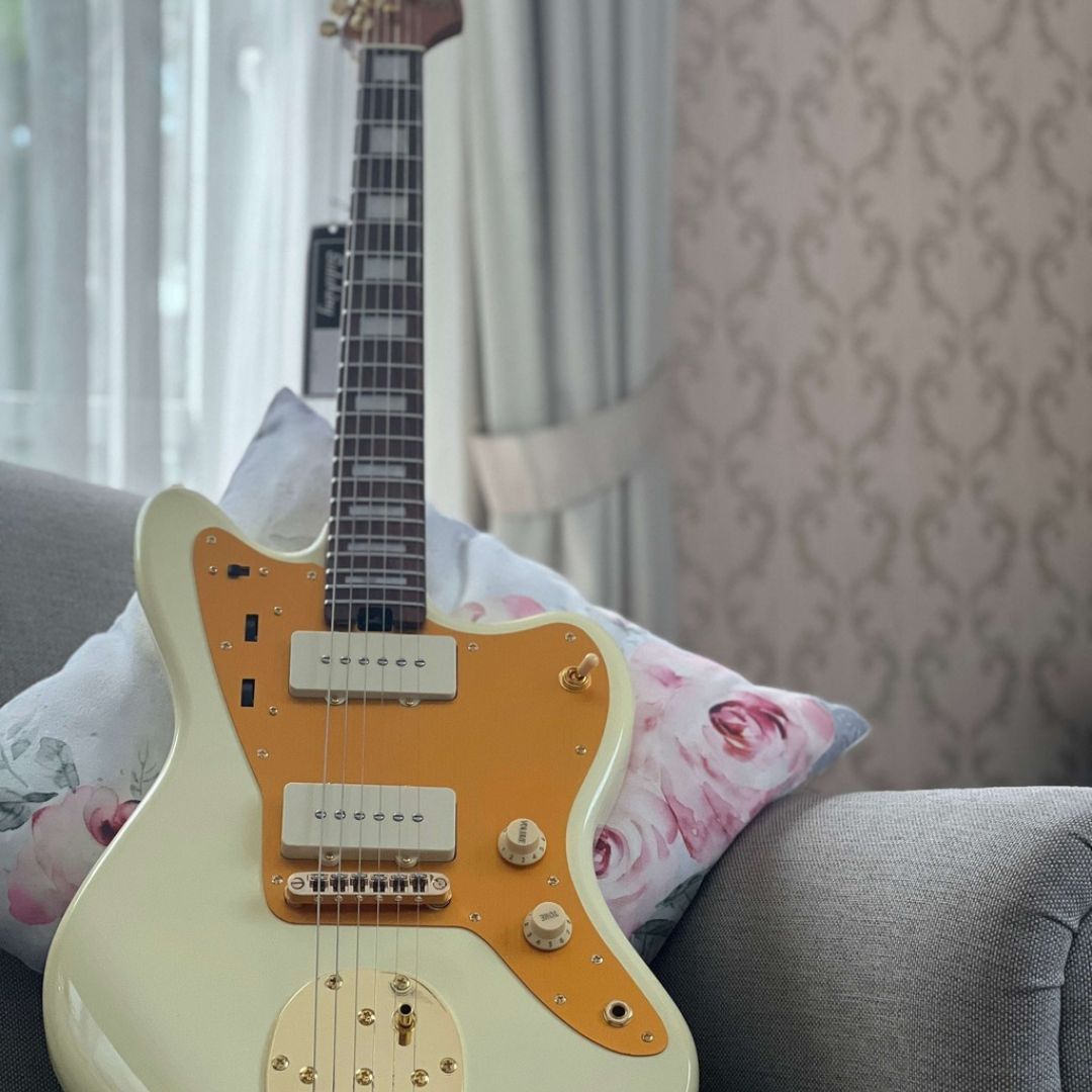 -soloking-jm40-offset-deluxe-in-olympic-white-with-gold-hardware-guitarra-electrica-6131