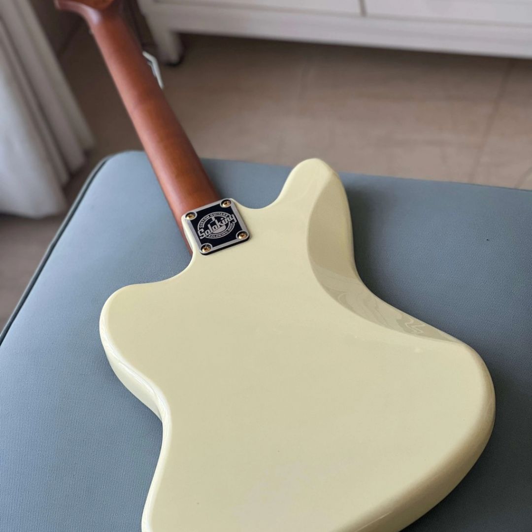 -soloking-jm40-offset-deluxe-in-olympic-white-with-gold-hardware-guitarra-electrica-6131